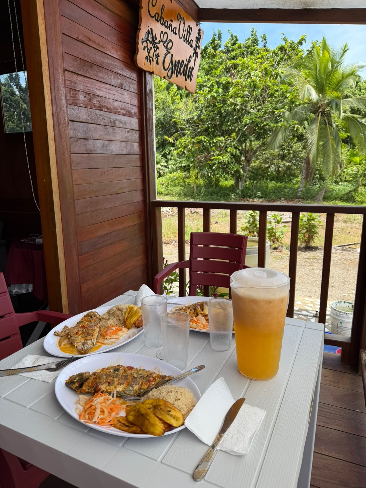 Desayuno servido en un balcón